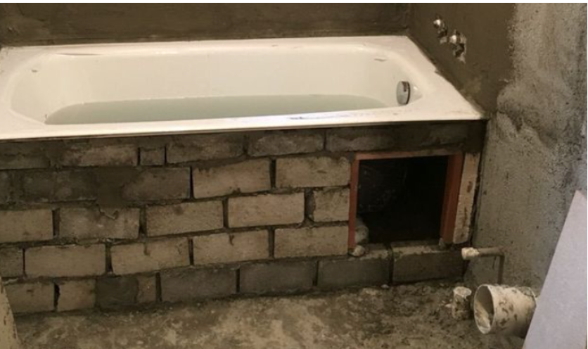 圖片來源：裝修佬（圖片說明：施工現場可能因為未安裝座廁，而忽略座廁可能與生口位距離過於狹窄，不便日後維修。）