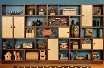 （圖片說明：靠牆書櫃慳位又實用）圖片來源：裝修佬